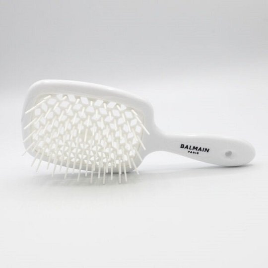 Sepetys-veltis-linkusiems-plaukams-sukuoti.