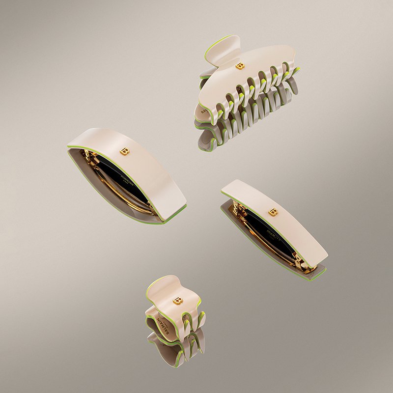 rankų darbo plaukų segtukas, papuoštas Balmain Hair firminiu 18K paauksuotu “B” logotipu