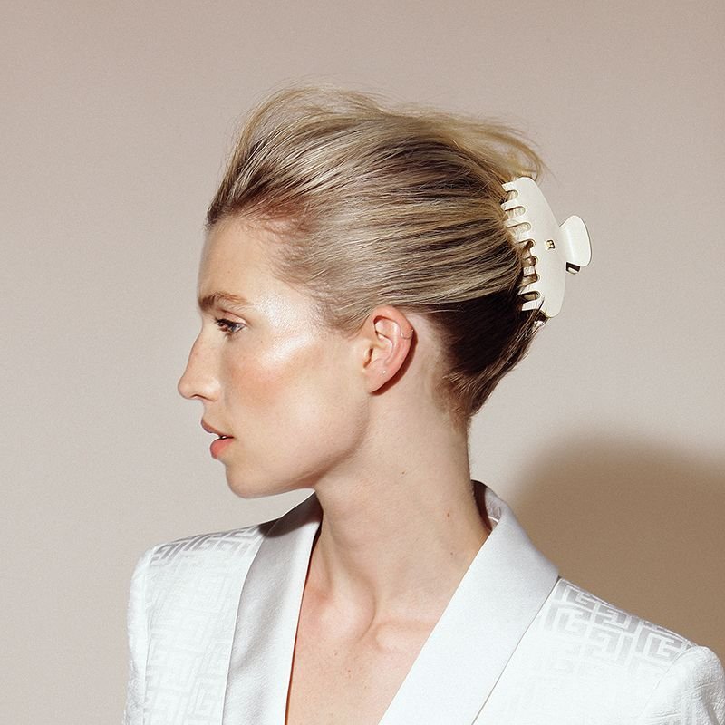 rankų darbo plaukų segtukas, papuoštas Balmain Hair firminiu 18K paauksuotu “B” logotipu