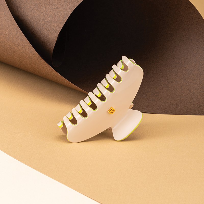 rankų darbo plaukų segtukas, papuoštas Balmain Hair firminiu 18K paauksuotu “B” logotipu